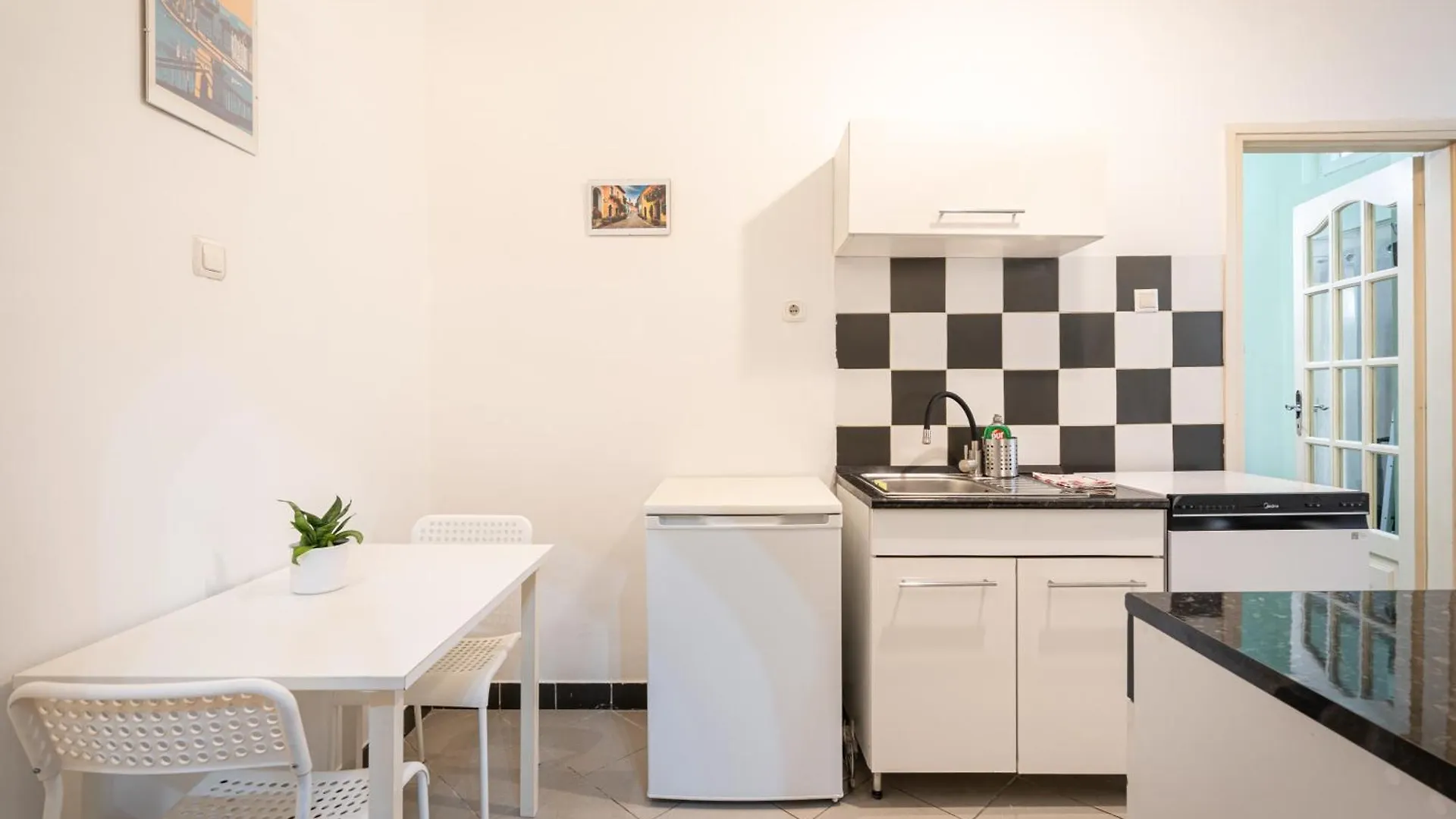 Affordable Heroes' Square Residence Budapest 0*,  Hungary